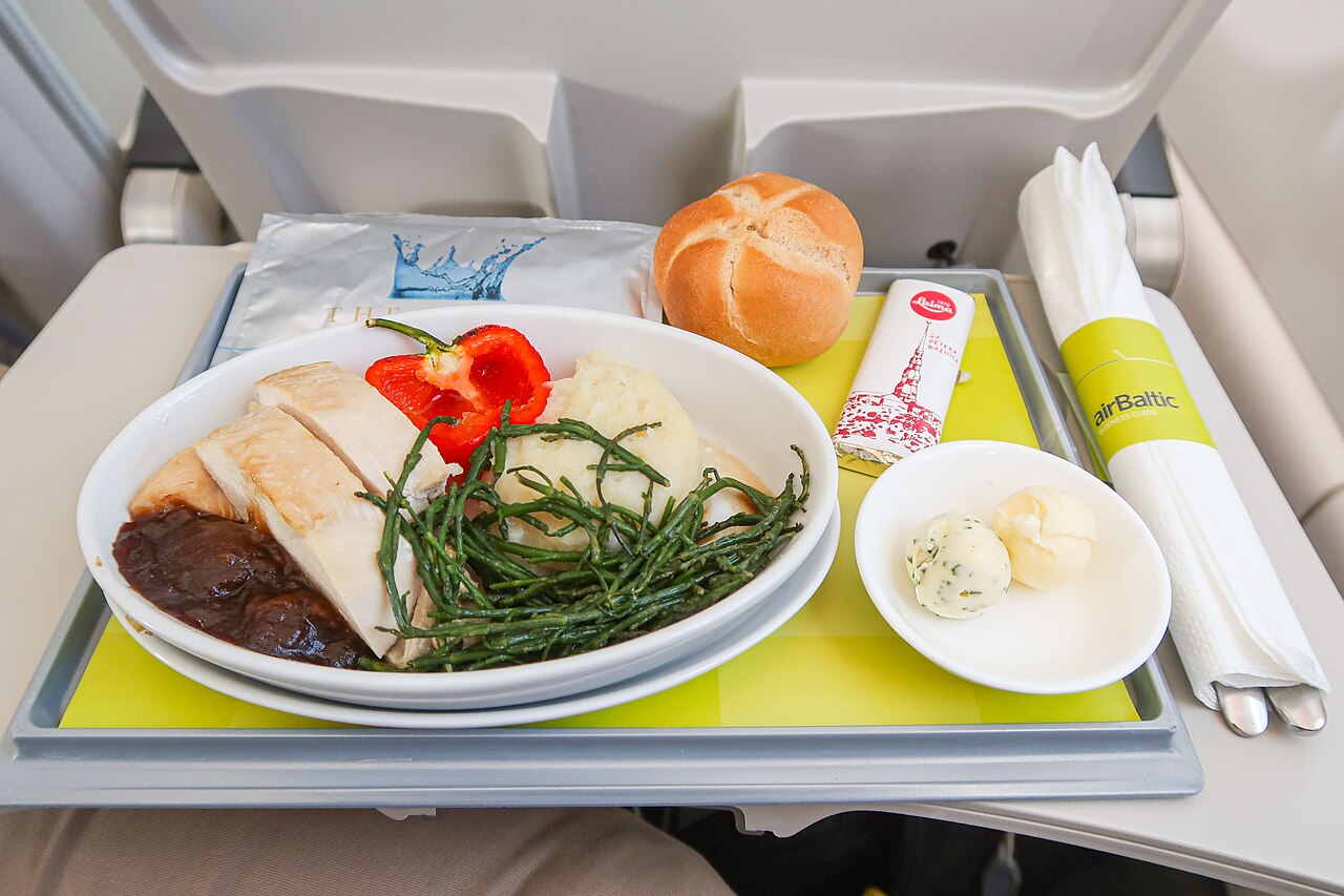 rucak u biznis klasi kompanije airbaltic na letu od almatija do rige grilovana riba sa pire krompirom i povrcem