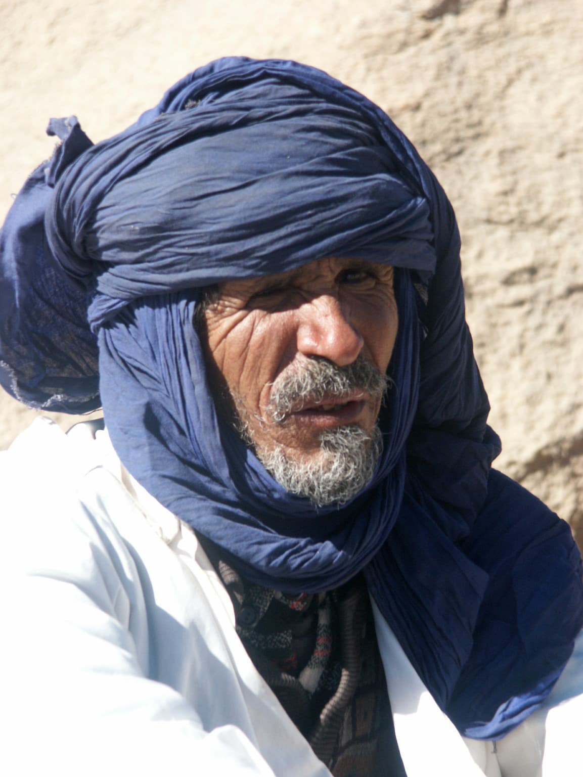 tuareg iz regije hogar u alziru sa klasicnim indigo turbanom