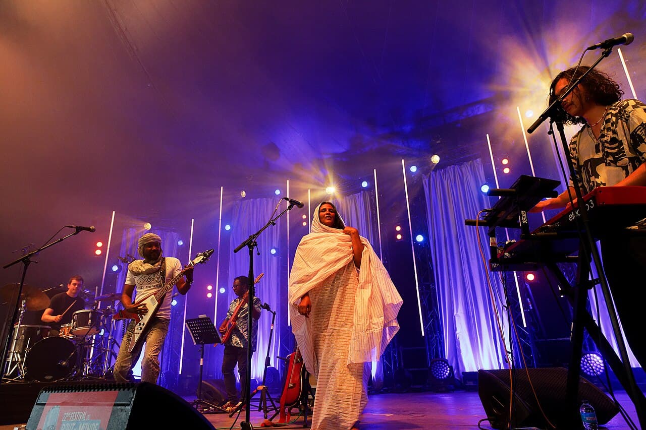 kel assouf na koncertu tokom festivala du bout du monde 2022 godine