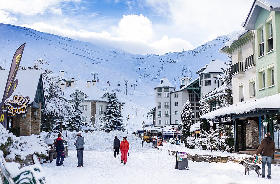zimski pejzaz planinskog mjesta u sijera nevadi u spaniji pod snijegom