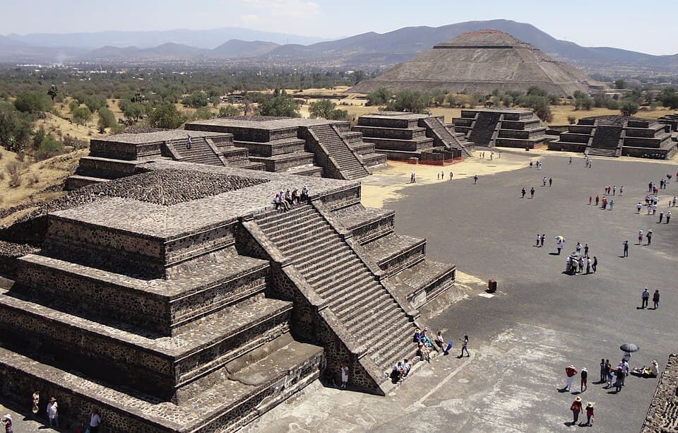 pogled sa piramide mjeseca na aveniju mrtvih u teotivakanu meksiko