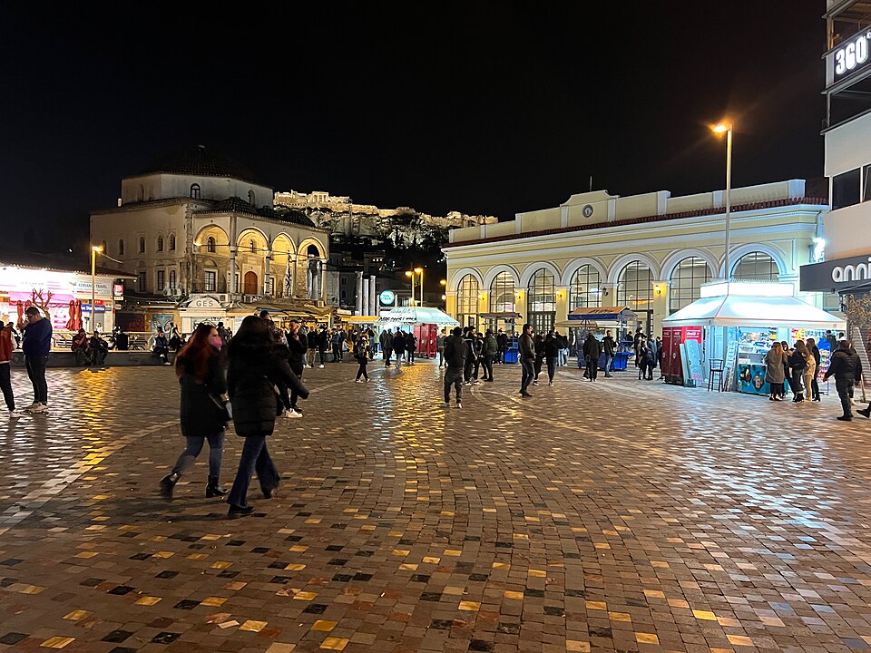 trg monastiraki u atini sa pogledom na akropolj u pozadini