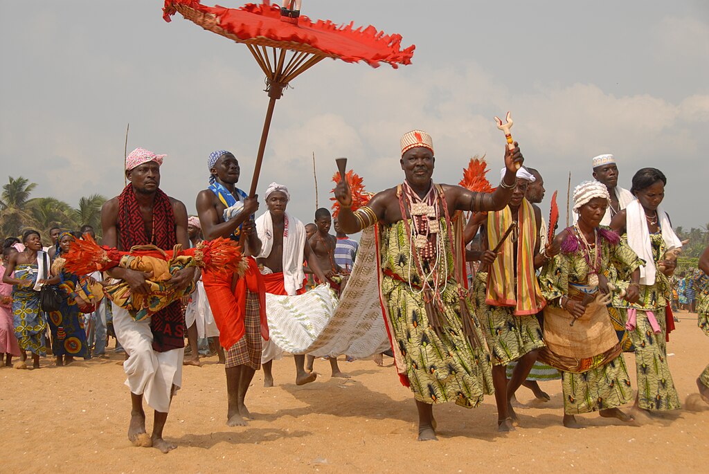 Svestenik u Grand Popo prilikom festivala vudu