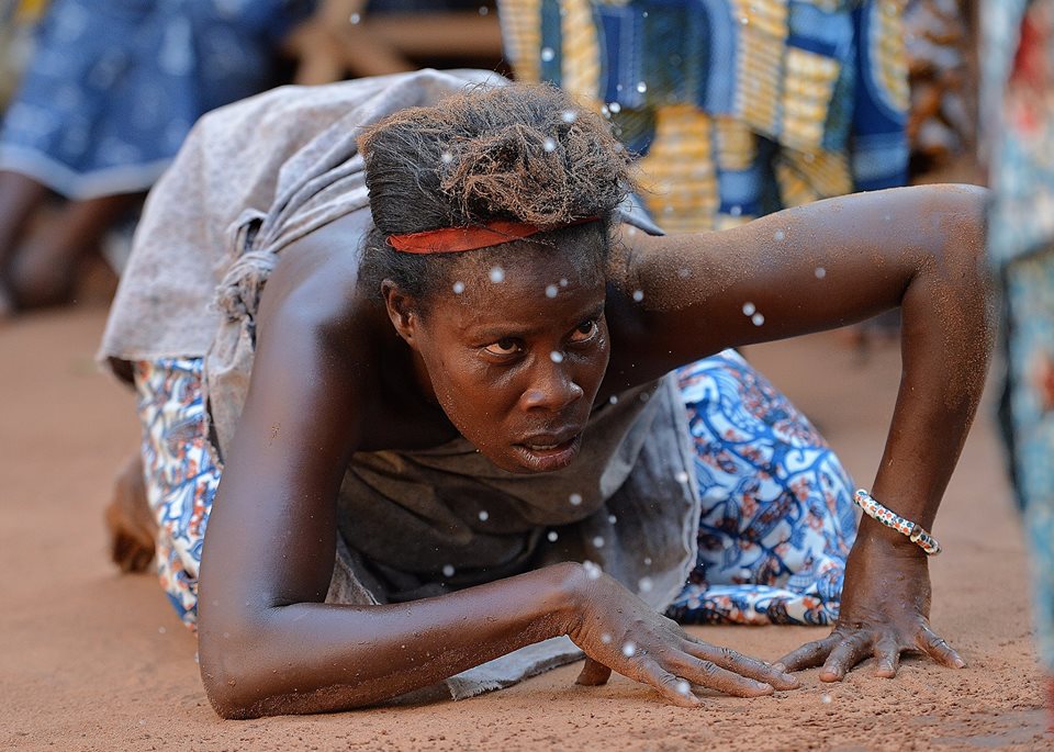 Trenutak pada u trans jedne od ucesnica vudu festivala