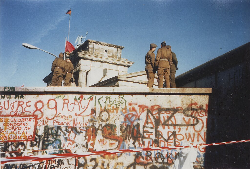 Ljudi čekićima razbijaju Berlinski zid