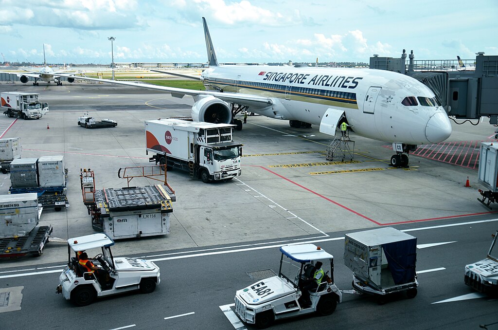 Avion Singapur eirlansa čeka na polijetanje sa aerodorma Changi