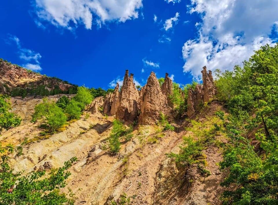 Pogled na specifične zemljane kule sa kamenim kapama u Đavoljoj Varoši.