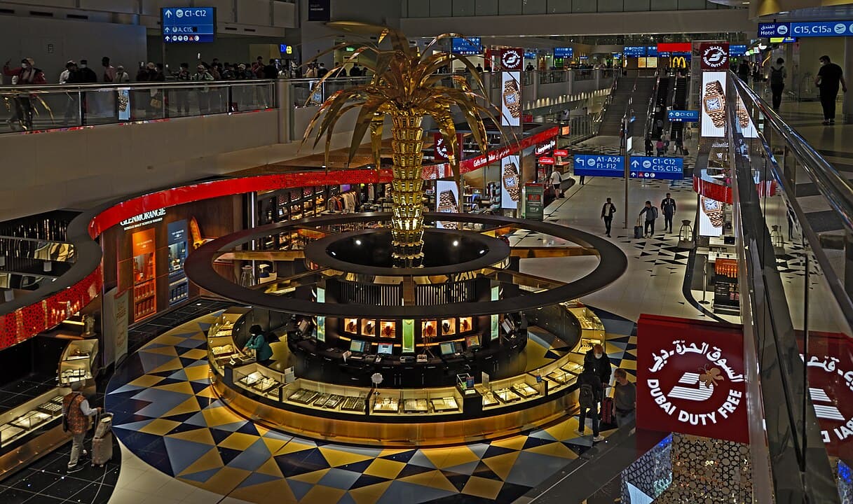 Impresivan enterijer terminala na Dubai International aerodromu sa putnicima