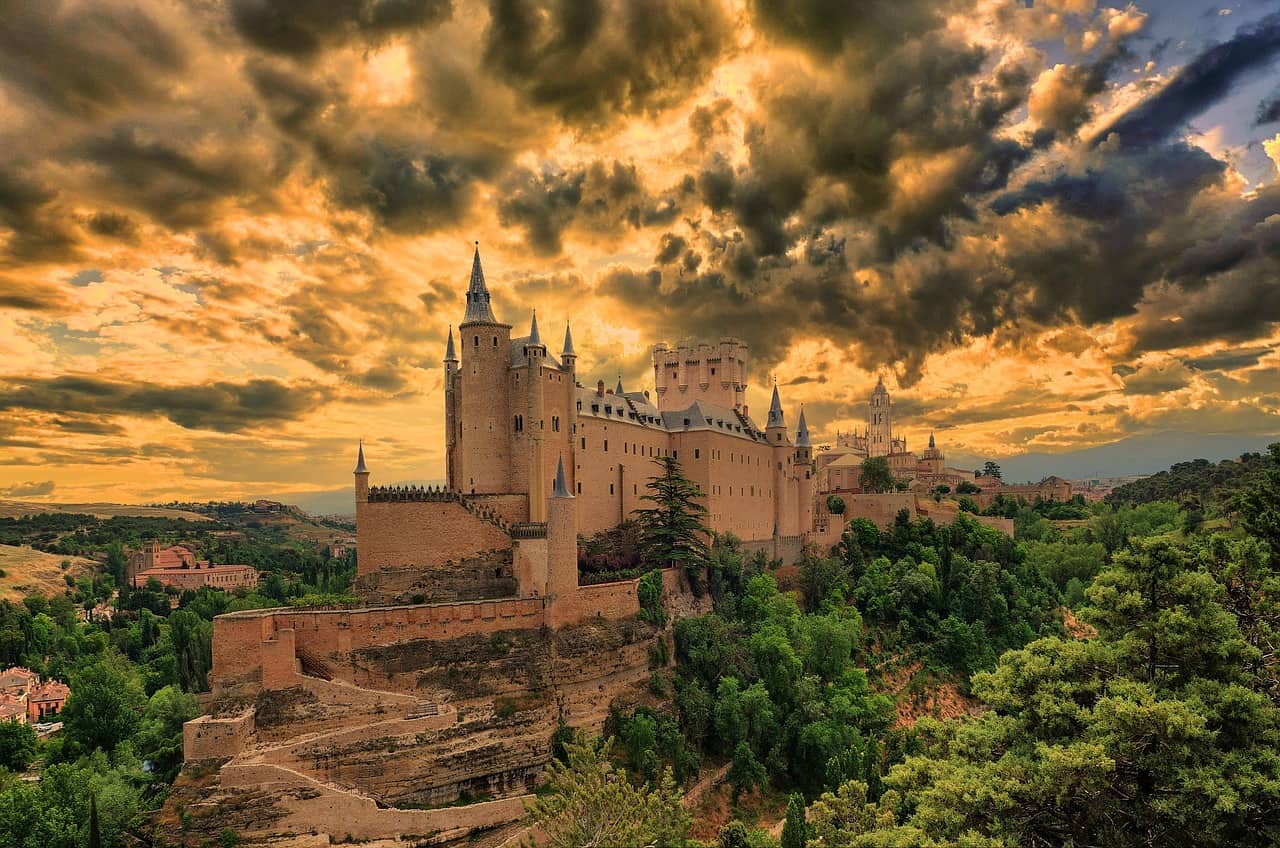 Alcázar de Segovia na oštroj litici sa svojim prepoznatljivim šiljastim krovovima.
