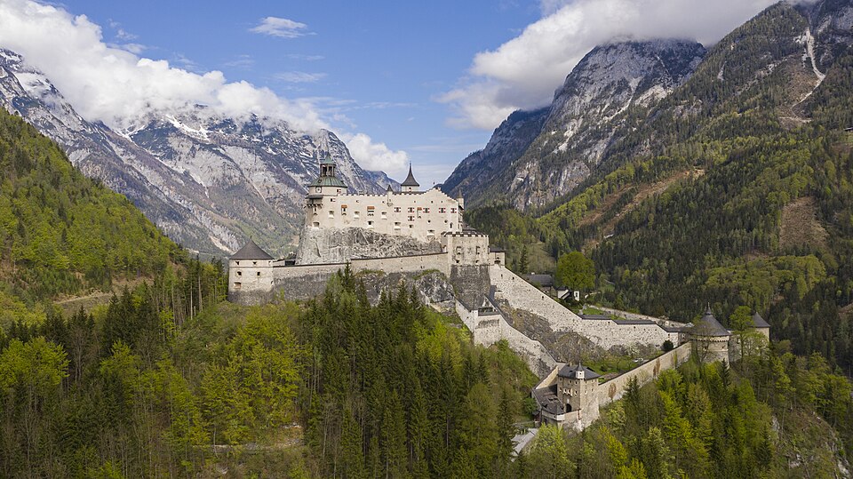 Dvorac Hohenwerfen usamljen na brdu usred moćnih sniježnih austrijskih planina.