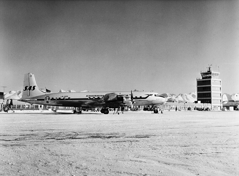 avion sas scandinavian airlines na aerodromu anchorage na aljasci tokom pedesetih godina