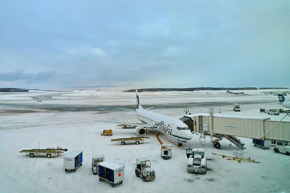 pogled na aerodrom anchorage na aljasci tokom zimskog dana u januaru