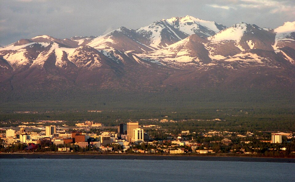 pogled iz aviona na enkoridz i planine chugach tokom veceri u maju