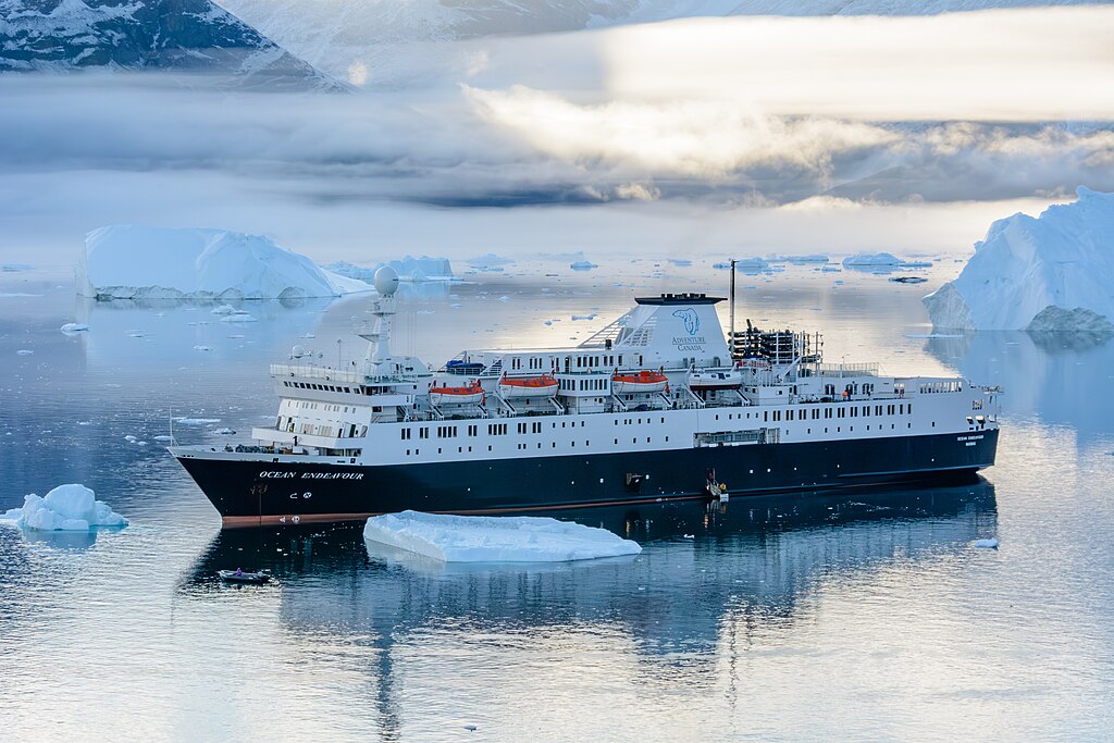 Kruzer koji krstari kroz glečere