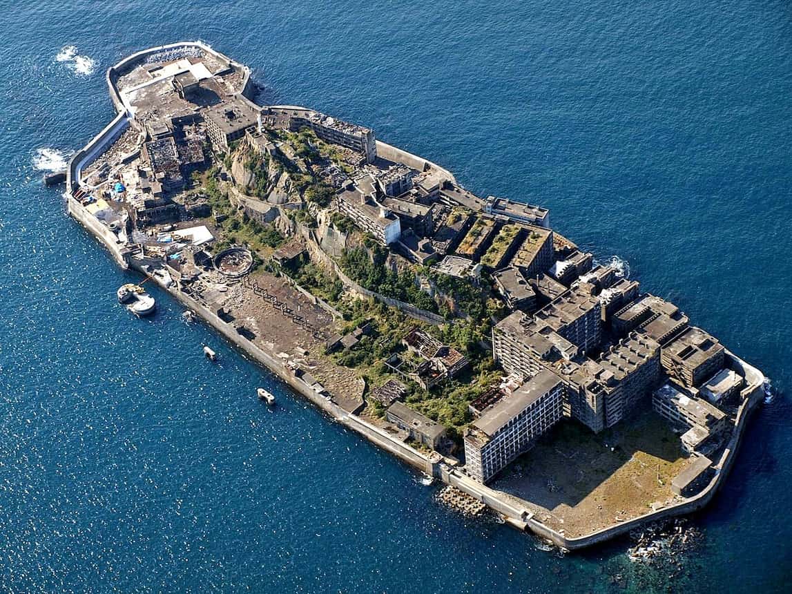 ostrvo hasima poznato kao battleship island u nagasakiju snimljeno iz vazduha