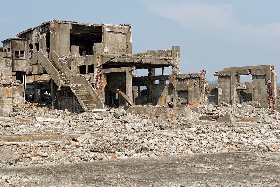 zrusene zgrade na napustenom ostrvu hasima kod nagasakija snimljene 2024. godine