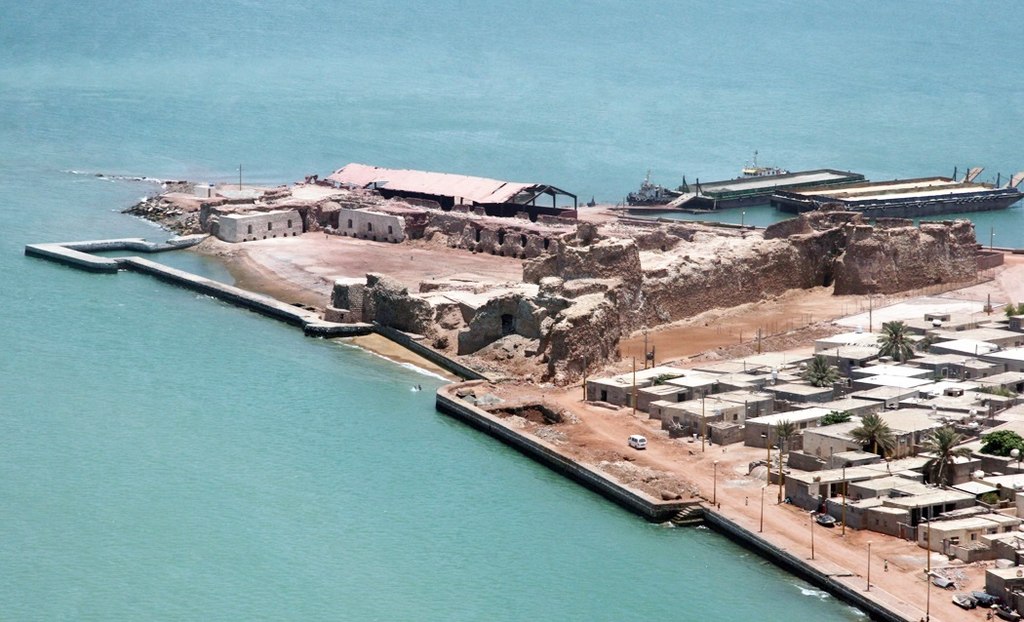 Crveni pijesak i jedinstveni geološki pejzaž na ostrvu Hormuz.