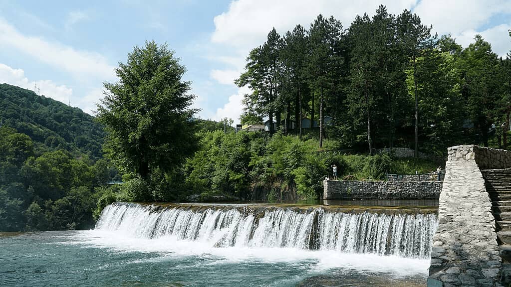 Pogled na vodopad Plive u Jajcu, jedan od najpoznatijih prirodnih simbola Bosne i Hercegovine.