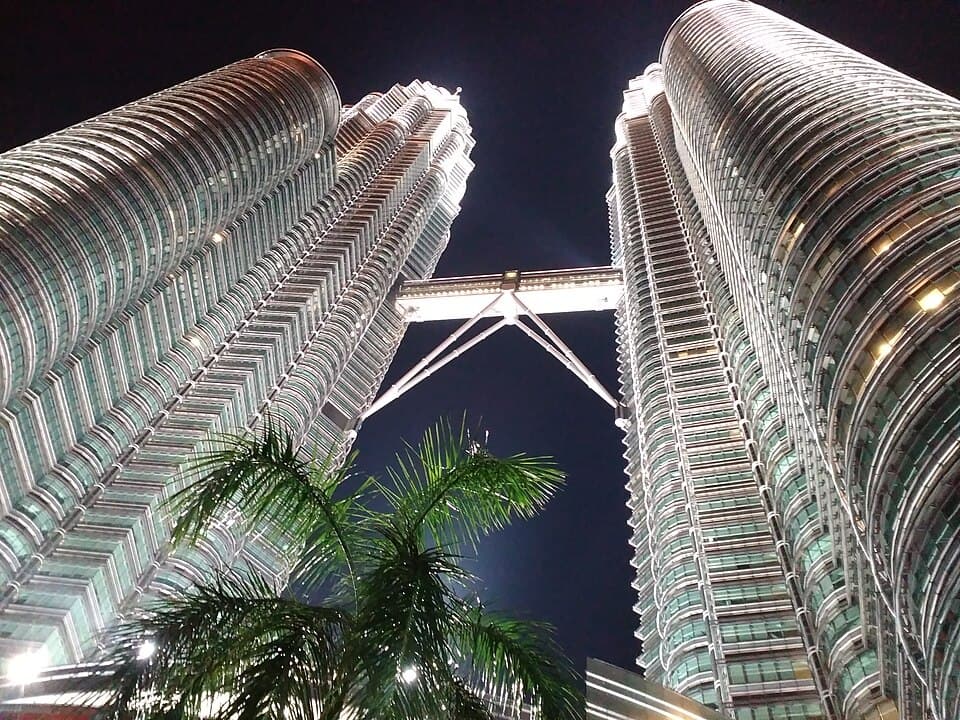 tornjevi blizanci petronas u kuala lumpuru nocu snimljeni 2017. godine