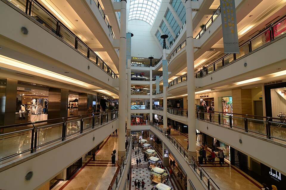 unutrasnjost luksuznog trznog centra suria klcc u podnozju petronas tornjeva u kuala lumpuru