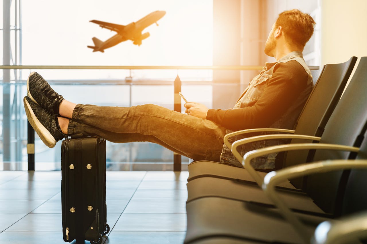 covjek na aerodromu ceka svoj let