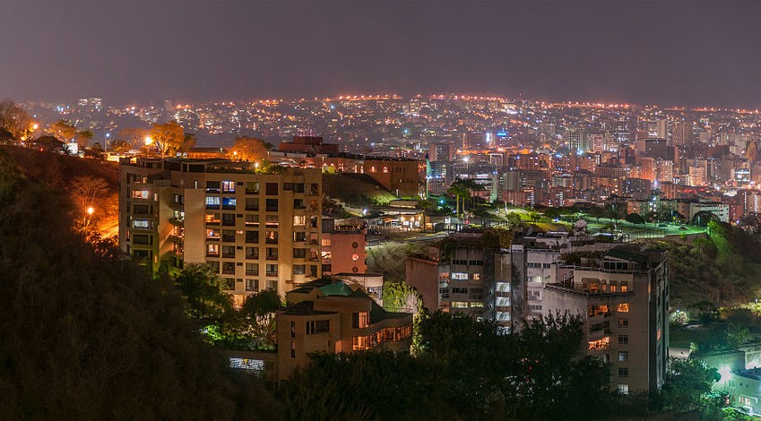 Pogled na Karakas noću