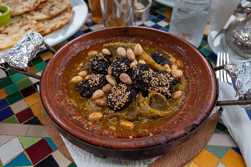Tipičan marokanski tagine sa piletinom, maslinama i povrćem