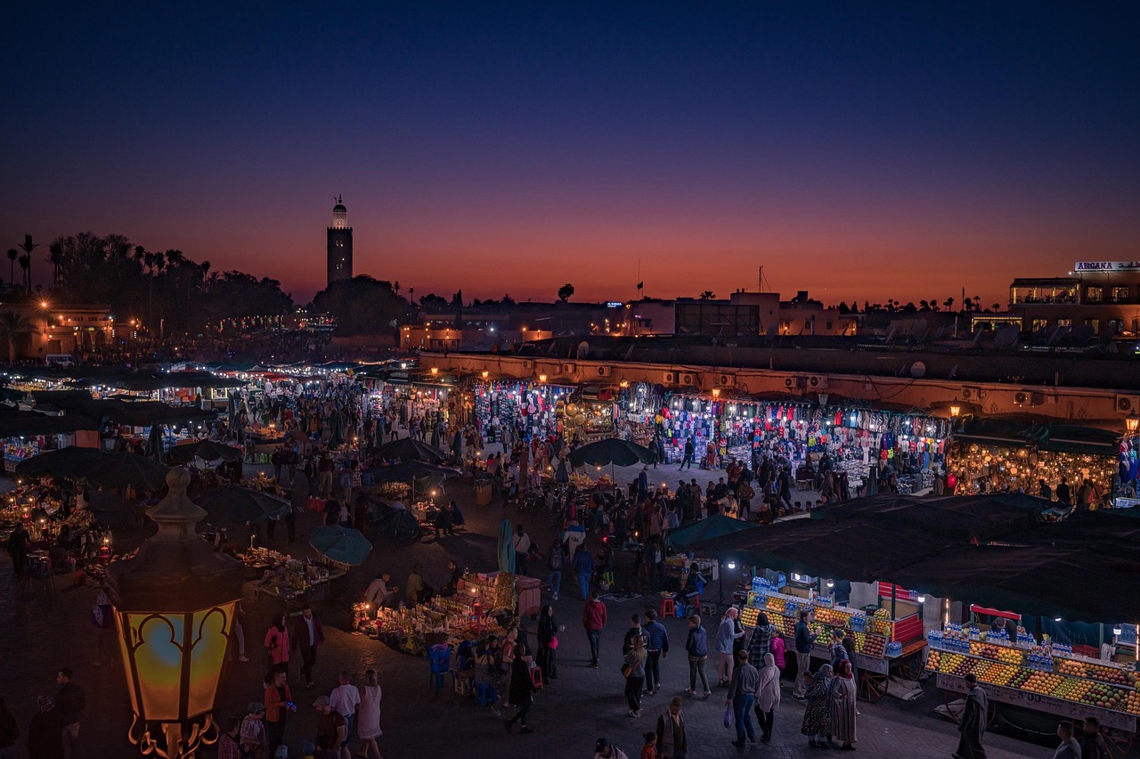 Pogled na noćni pijačni market u Marakešu