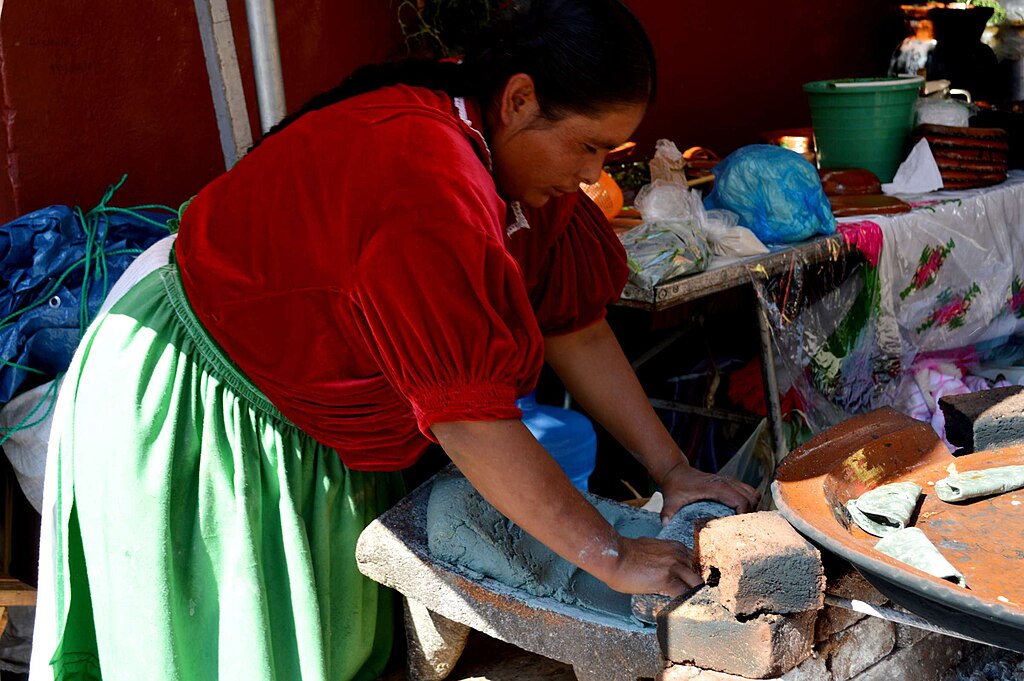 Svježe tortilje na tradicionalnom kamenom tiganju