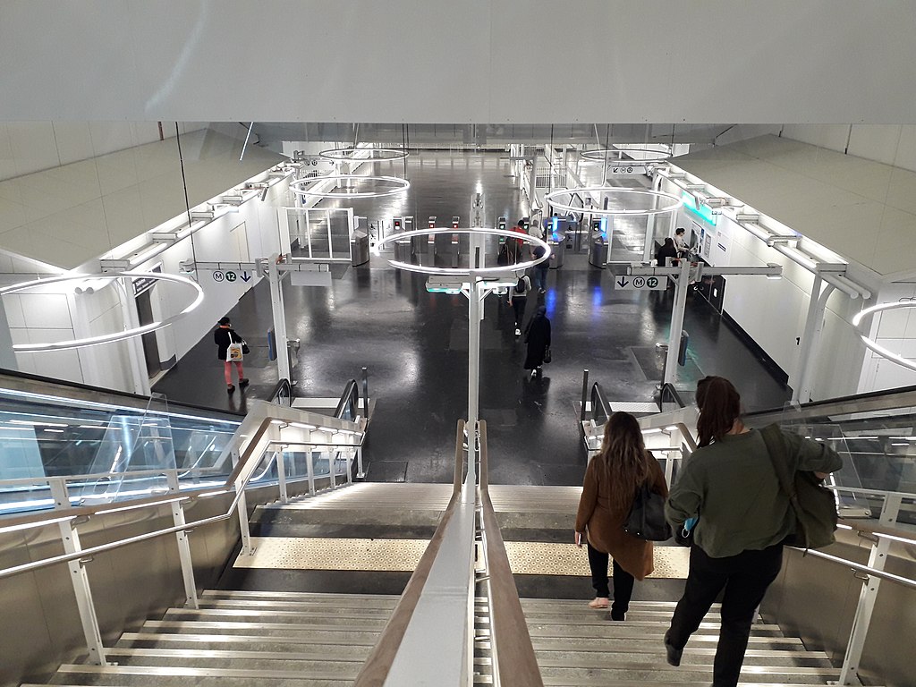 Moderna stanica Mairie d'Aubervilliers na liniji 12 pariskog metroa, snimljena ubrzo nakon otvaranja.