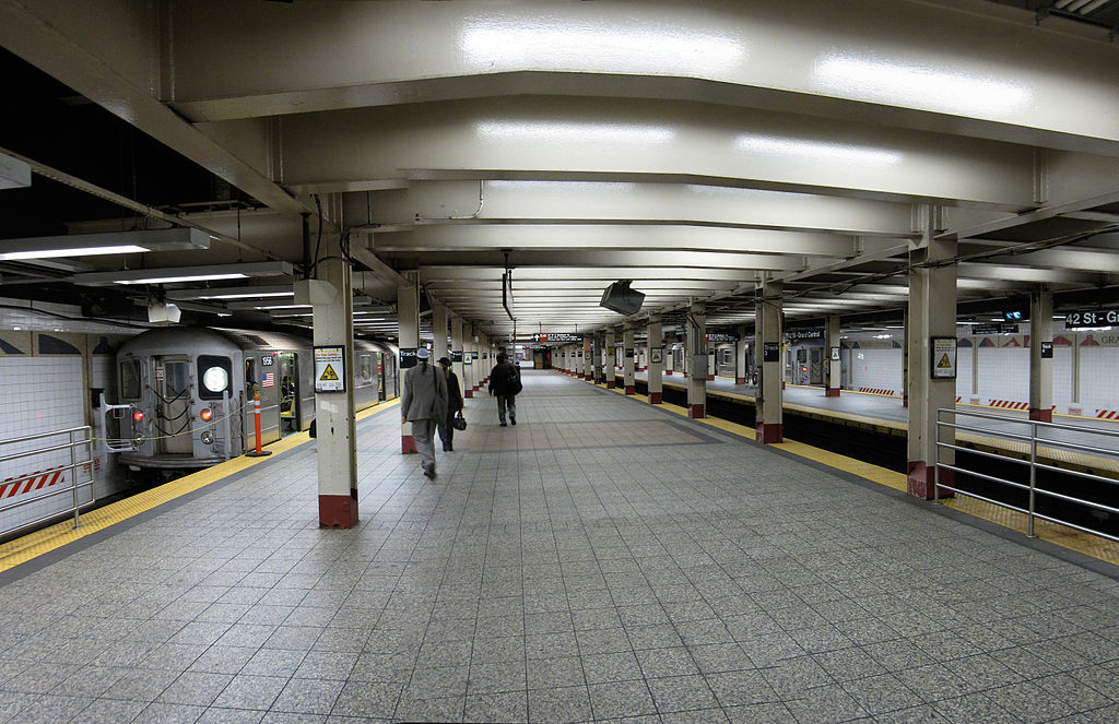 Voz njujorškog metroa ulazi u stanicu, prikazujući ikonični izgled podzemne železnice.