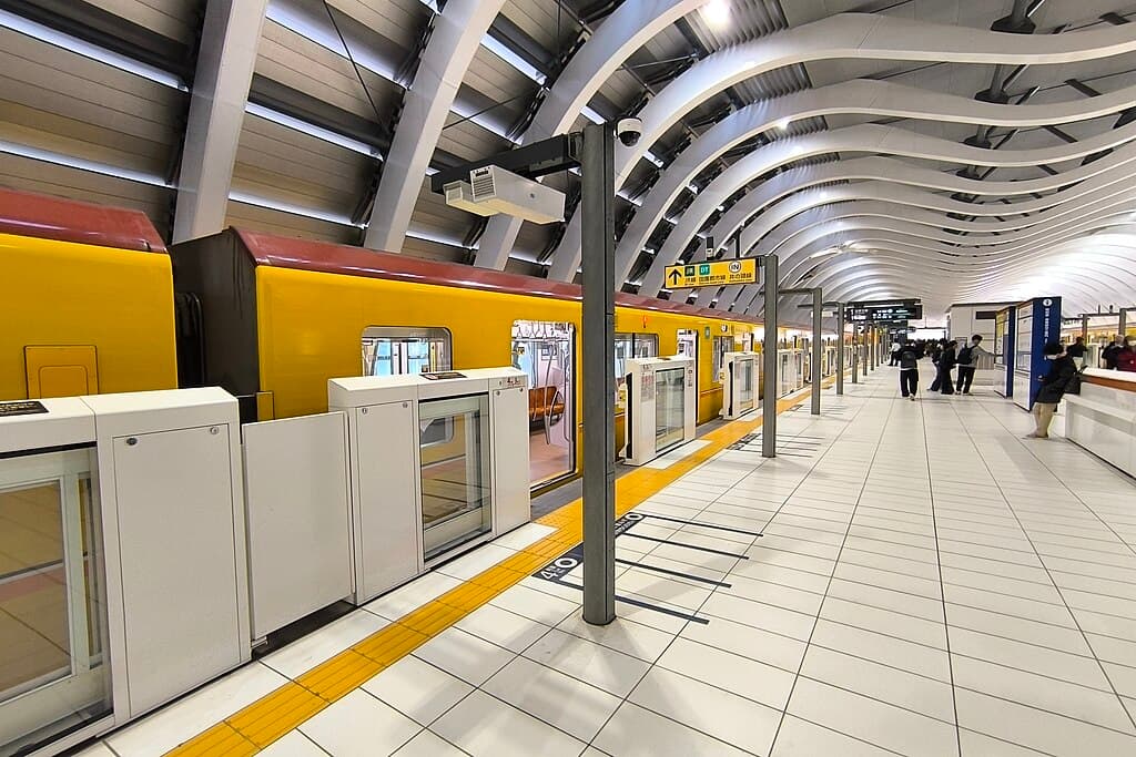 Futuristički voz tokijskog metroa i besprekorno čista platforma.