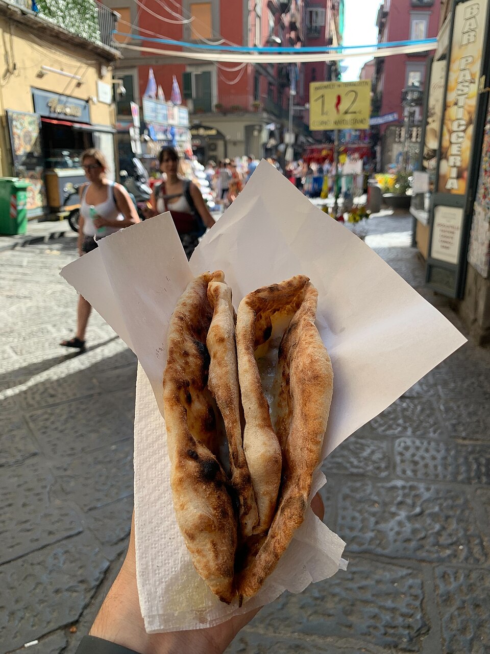 piazza san gaetano u istorijskom centru napulja italija