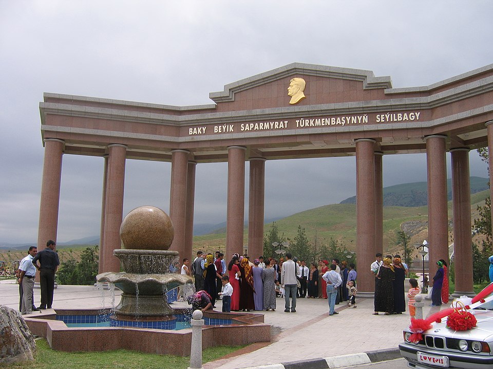pocetak staze zdravlja betonski put u planinama iznad asgabata turkmenistan