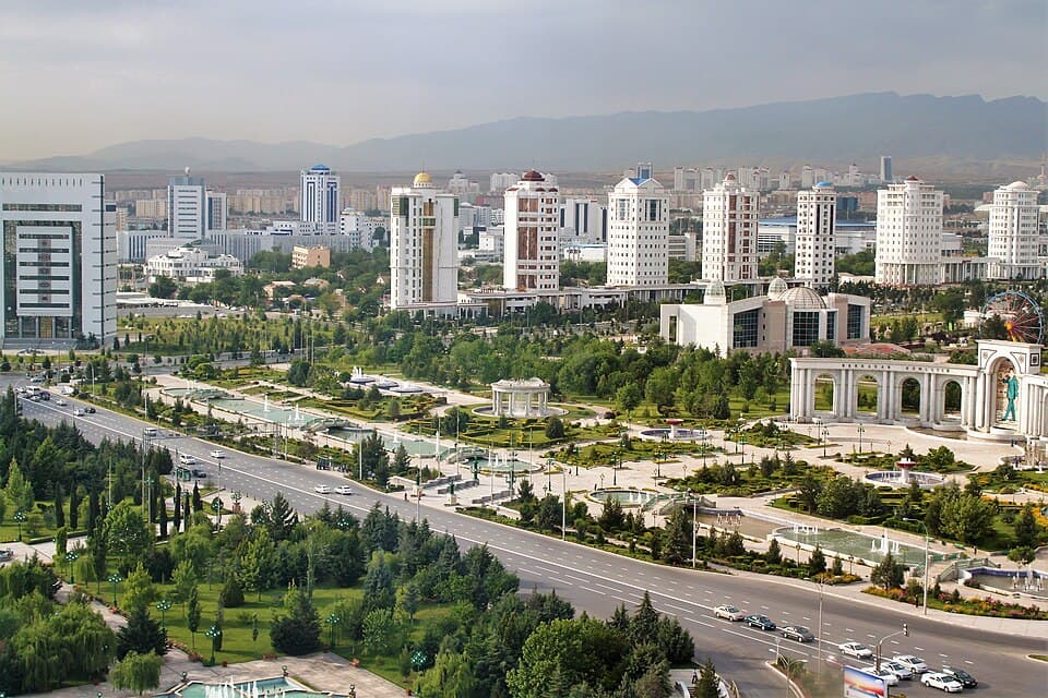 panorama grada asgabata sa bijelim mermernim zgradama turkmenistan