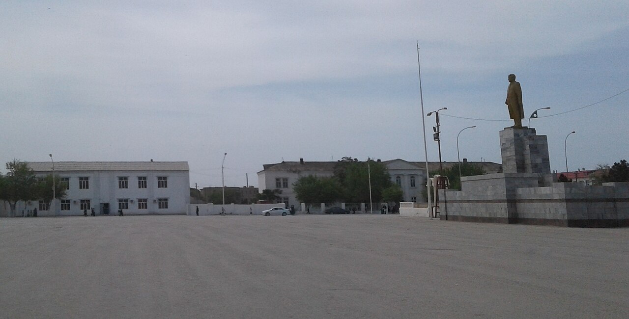 centralni trg u gradu hazar sa zlatnom statuom saparmurata nijazova turkmenistan