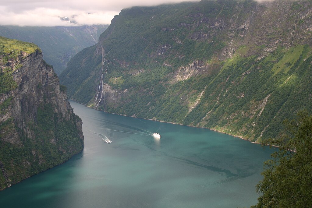 Krstarenje brodom po Geirangerfjordu, okruženo vodopadima i zelenim liticama