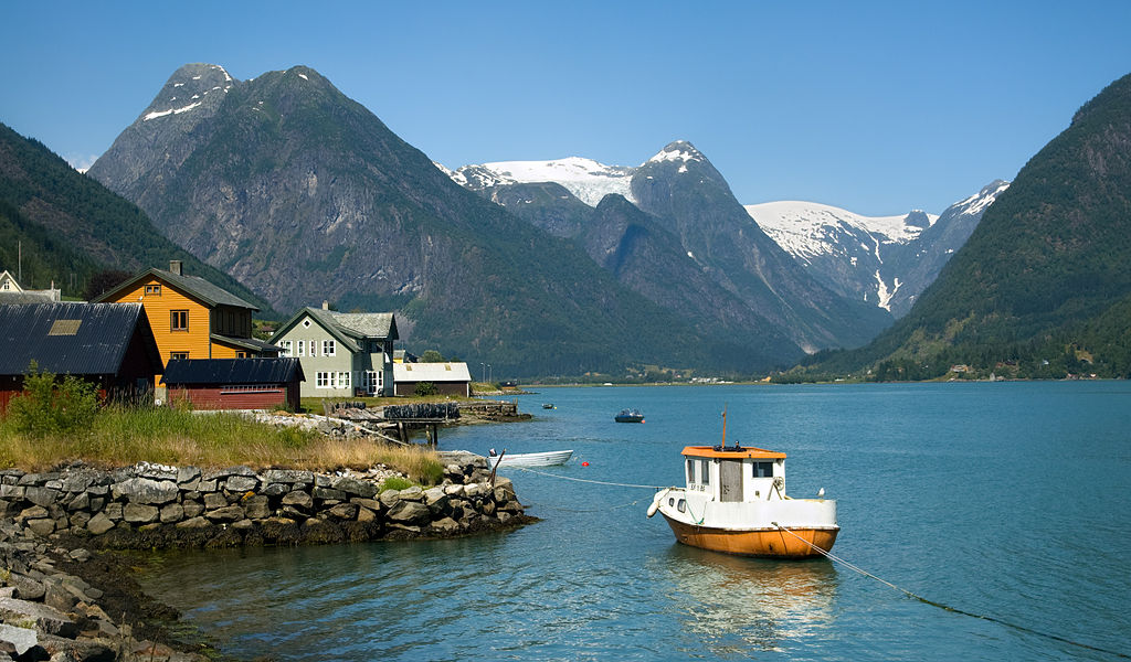 Krstarenje brodom po Geirangerfjordu, okruženo vodopadima i zelenim liticama