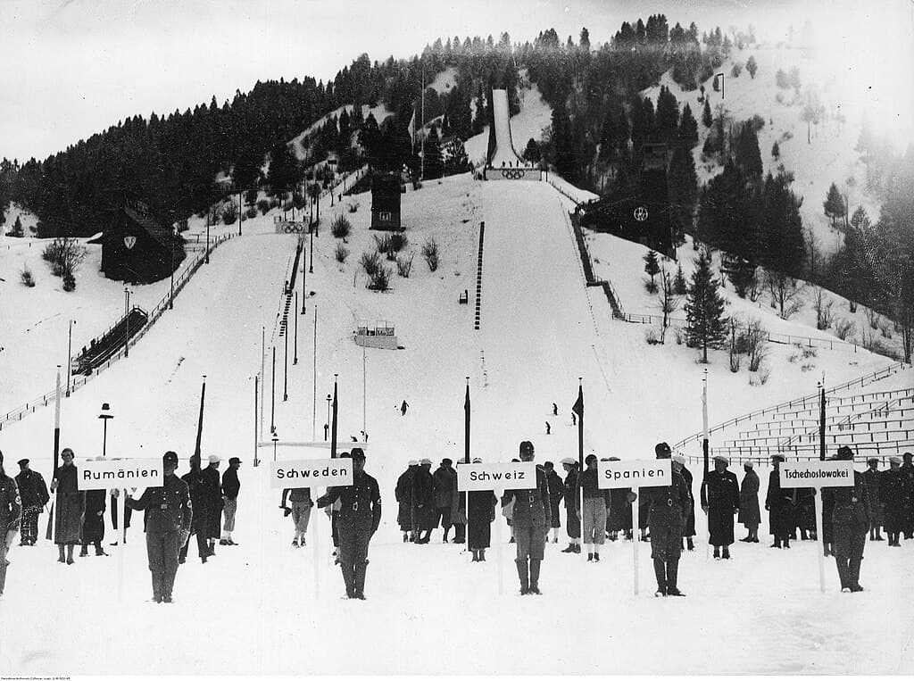 Slika sa otvaranja OI 1936 u Garmišu ispod skakaonice