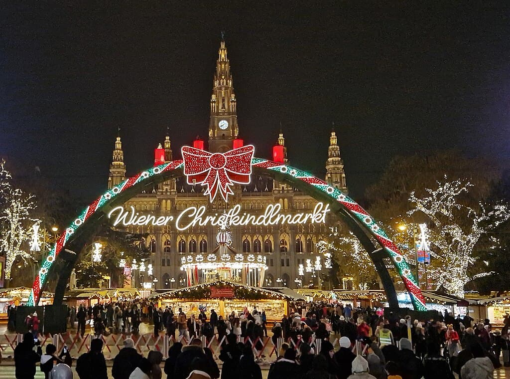 Praznična atmosfera na bečkom bazaru ispred gradske vijećnice (Rathausplatz), sa lampicama i kućicama.