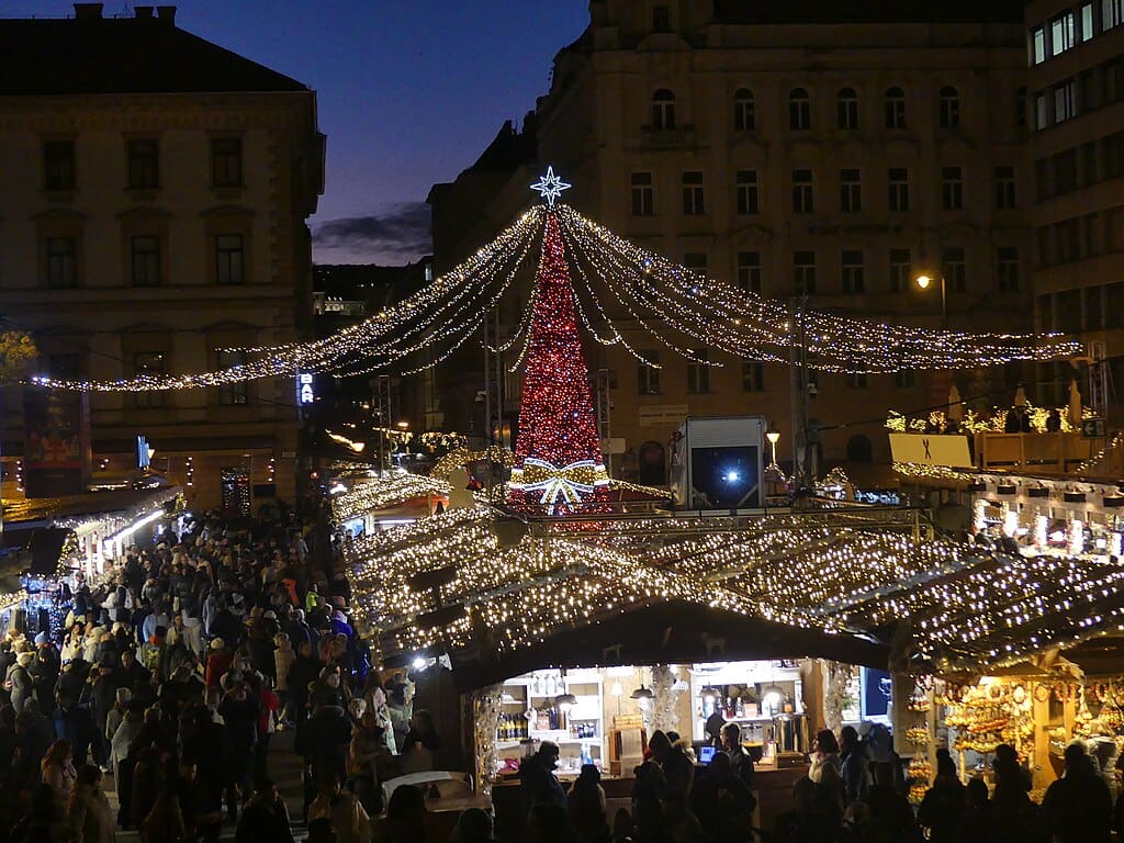Zimska praznična atmosfera u centru Budimpešte, sa kućicama i svjetlima na trgu.