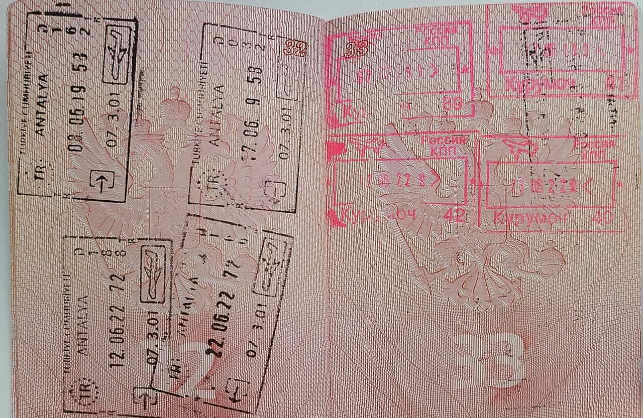 ruski pasos sa brojnim pecatima sa razlicitih putovanja