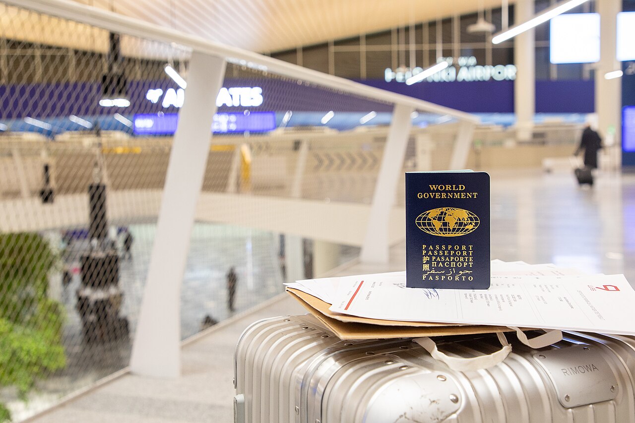 world passport na rimowa koferu na aerodromu u helsinkiju