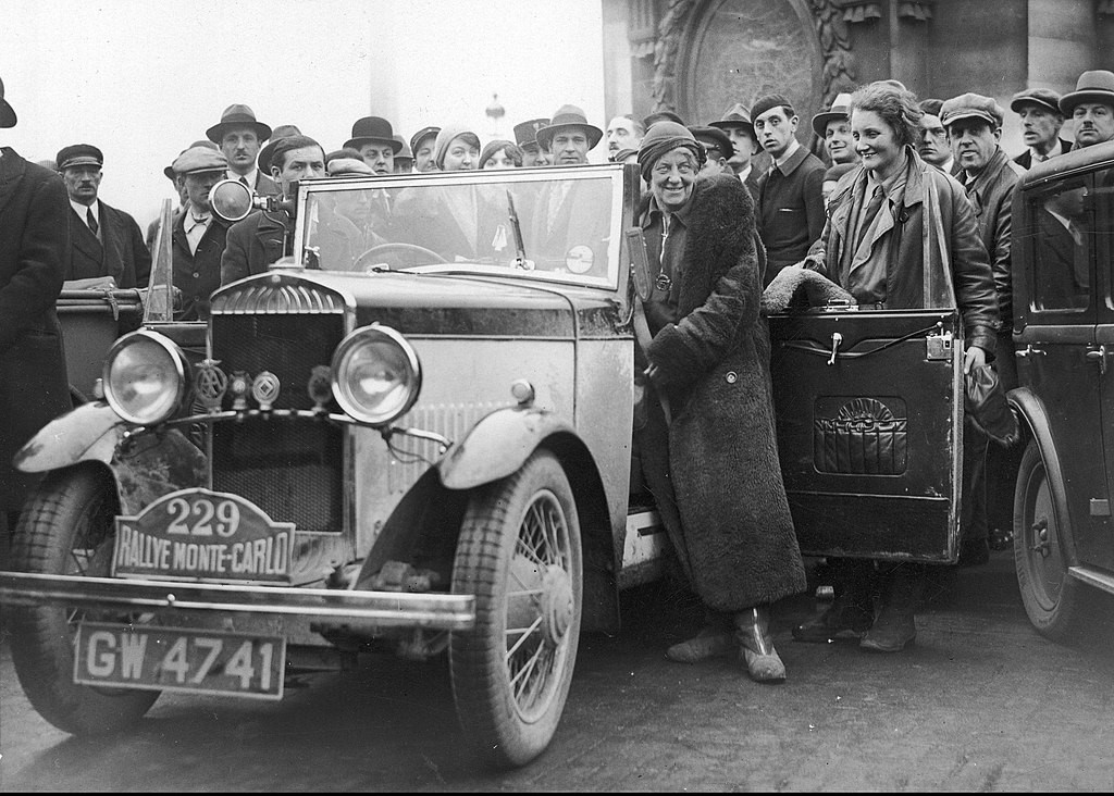 Morna Vaughan pored svog automila na reli Monte Carlo 1932.