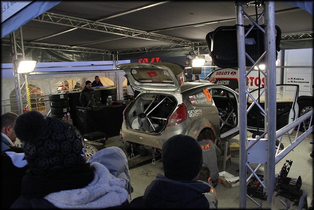 Popravka automobila jednog od takmicara na reliju Monte Carlo 
