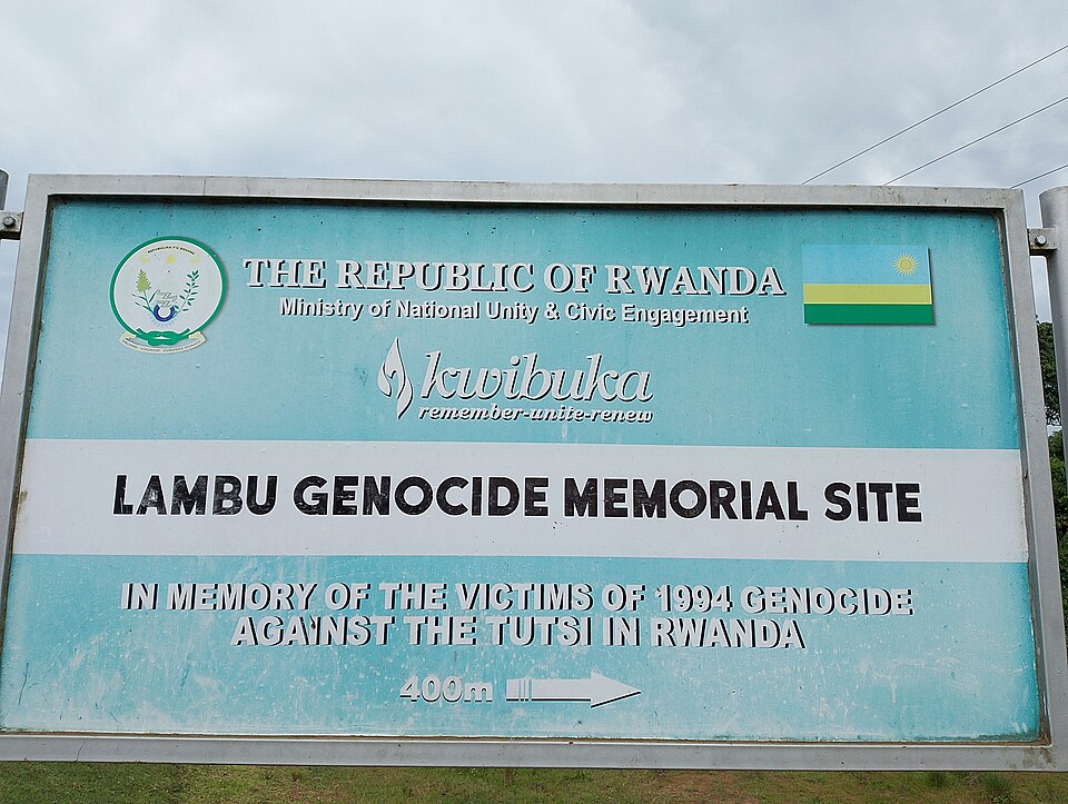 informativna tabla na putu u ugandi koja pokazuje pravac ka memorijalnom centru zrtvama genocida u ruandi