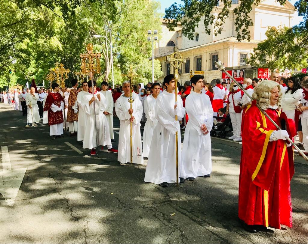 Prikaz verske procesije tokom San Fermín festivala