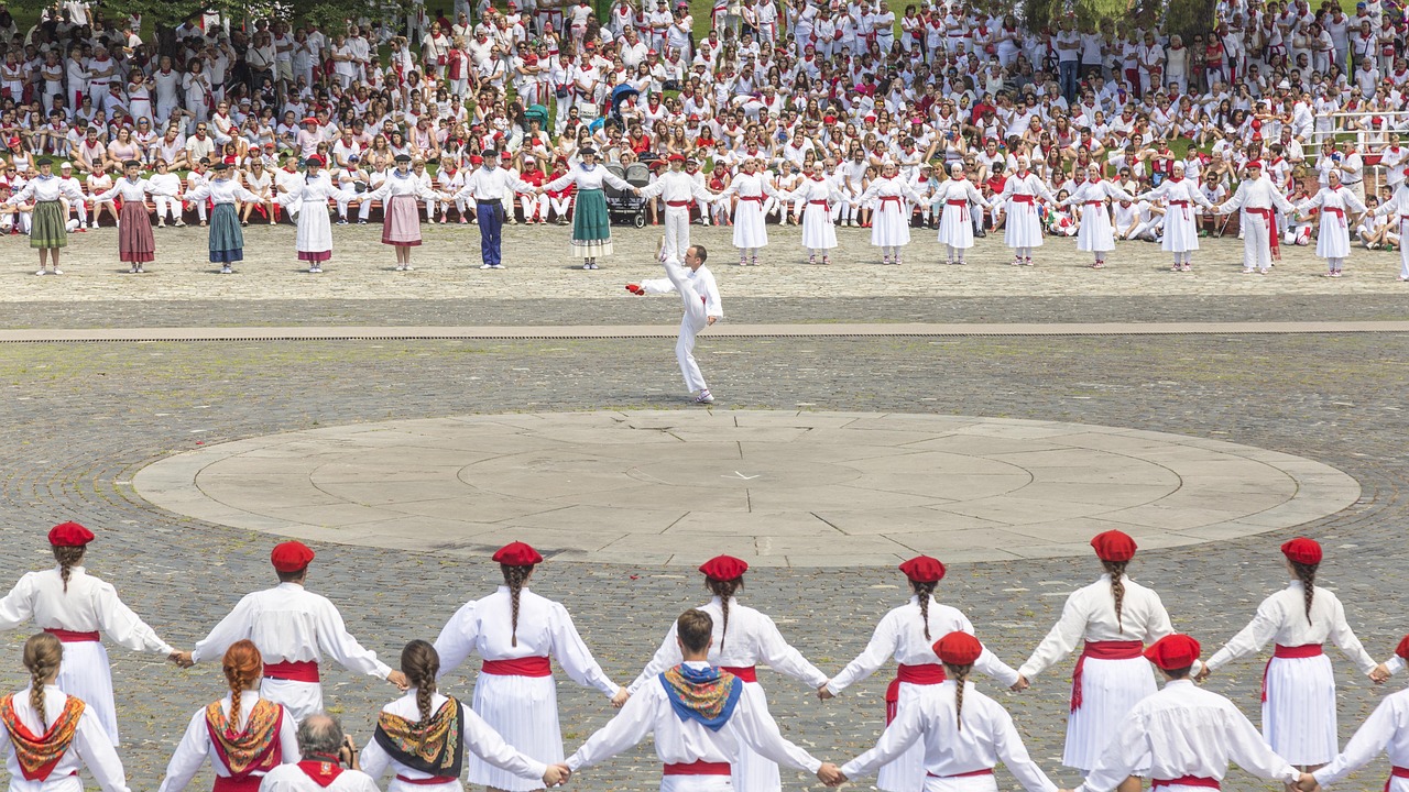 Šareni ljudi i atmosfera na ulicama Pamplone tokom festivala