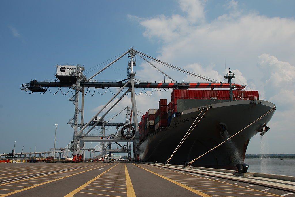 Brod u lici koji čeka utovar