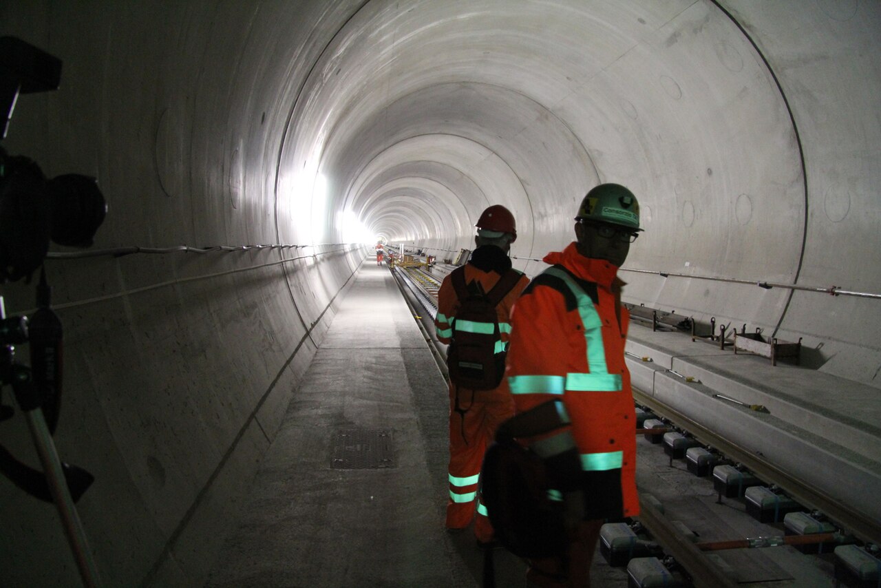instalacija zeljeznicke tehnike u gotthard baznom tunelu 2012 godine